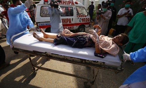 Najmanje jedna osoba preživjela pad zrakoplova u Karachiju