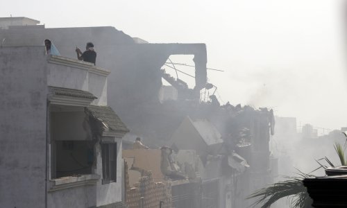 Srušio se avion na naseljeno područje u blizini Karachija. Ne zna se je li u njemu bilo 107 ili 99 ljudi