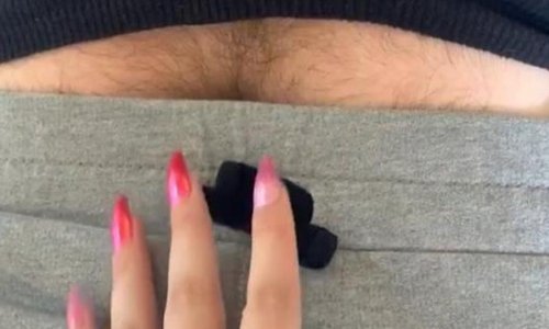 Ova djevojka obožava sive trenirke no nije sve kako se čini