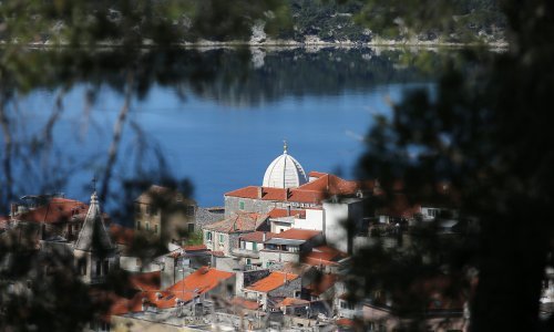 Sin poznatog HDZ-ovca podijelio 650 tisuća kuna iz očevog sefa, uhićeno 30-ak osoba?