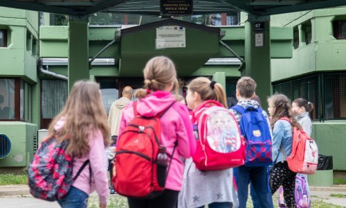 Diljem Europe djeca su se vratila u školske klupe, no jesu li doista otpornija na virus? Znanstvenici nisu sigurni, pa odluku prepuštaju političarima