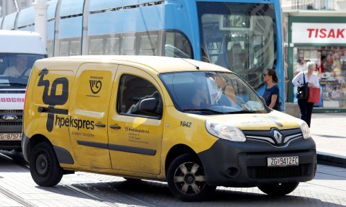Uz 30. Dan državnosti, prigodna poštanska marka s crvenim i bijelim ružinim laticama