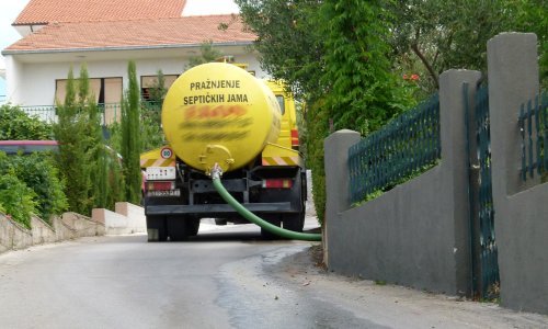 Godinama ljudima čisti septičke jame u Zadru i okolici, a fekalije baca gdjegod stigne; napokon je optužen za onečišćenje okoliša