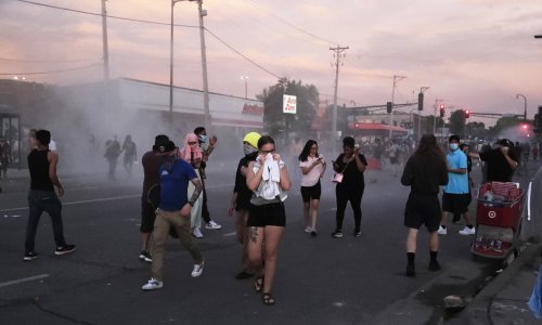 [FOTO/VIDEO] Neredi u Minneapolisu nakon smrti Afroamerikanca pri uhićenju: Policija se suzavcem branila od prosvjednika
