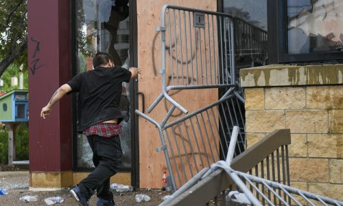 [VIDEO] Smrt Georgea Floyda: Bijesni Amerikanci razbijaju i pale zbog policijske brutalnosti, gori i policijska postaja