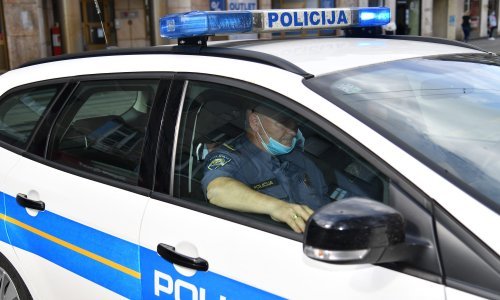 Dvojica muškaraca predstavila se kao djelatnici pošte poslavši staricu po paket, a onda su je opljačkali