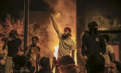 Gore nego u ratnim zonama: U SAD-u novinare tuku, uhićuju i pucaju na njih