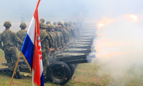 S Medvedgrada ispaljeno 30 plotuna u čast države, iznad Zagreba pletjeli MIG-ovi