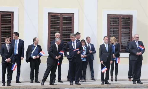 Svečanost na Trgu svetog Marka bez predsjednika RH: Počasna postrojba, Kravat pukovnija, prelet MIG-ova i red pjesme