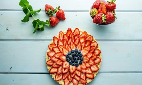 Slatki zalogaji bez pečenja i kuhanja: Ovaj recept za kolač s jagodama morate probati