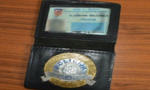 Policija uhvatila mladića bez vozačke s šest presuda za prometne prekršaje, na sebi je imao lažnu policijsku značku ali i nešto 'speeda'