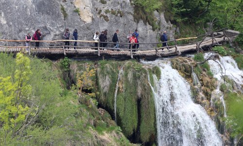 Neki hoteli snizili su cijene, a na Plitvice preko ljeta ulaz 300 kuna
