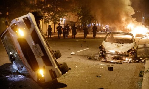 [VIDEO] Prosvjednici se autom zaletjeli u kordon policije, dvojica ozlijeđena