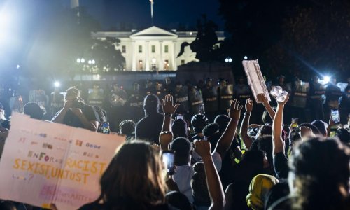 Uhićene tisuće prosvjednika, pet policajaca ranjeno. Policijski sat na snazi u Kaliforniji, New Yorku...Trumpu stižu optužbe da je SAD pretvorio u 'bojno polje'