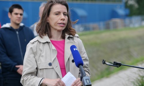 Peović stala ispred Pevexa i pozvala Škoru na predizborno sučeljavanje