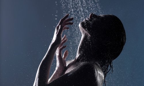 Koliko je zaista opasno tuširati se kad vani tutnji grmljavinsko nevrijeme