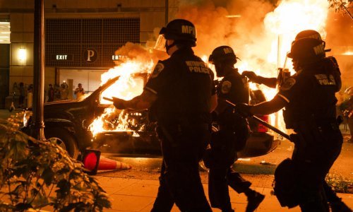 [VIDEO] Kaos u SAD-u: Novi otkazi u policiji, pogledajte što su radili mladom crnačkom paru prilikom uhićenja