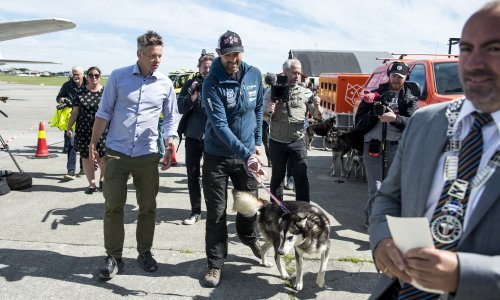 Nakon pobjede u aljaškoj utrci pasa i izolacije zbog koronavirusa vraća se kući nesvakidašnjim prijevozom