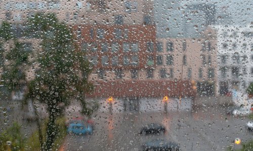 Dio Hrvatske pogodilo je grmljavinsko nevrijeme praćeno kišom i tučom, a toga će biti još kroz tjedan. Za vikend nas čekaju ljetne temperature