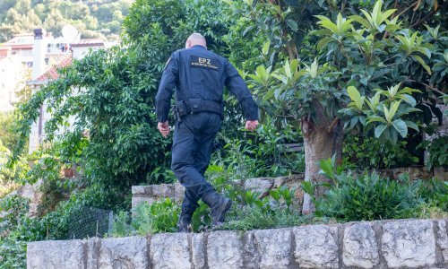 Policija u moru pronašla pištolj kojim je muškarac u Dubrovniku ubio majku i teško ranio oca
