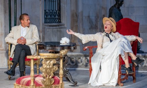 Pred Kazalištem Marina Držića održana predstava 'Glumci Gradu - Hommage Ivu Vojnoviću'