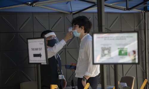 Singapur planira svim građanima omogućiti uređaj za praćenje zaraze