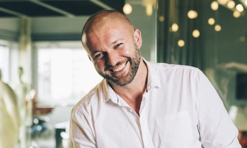 Donosimo vam priču genijalca koji je od kuhanja kava dogurao do pozicije direktora samo da bi tu sigurnost onda napustio i okušao se kao poduzetnik! Zašto?