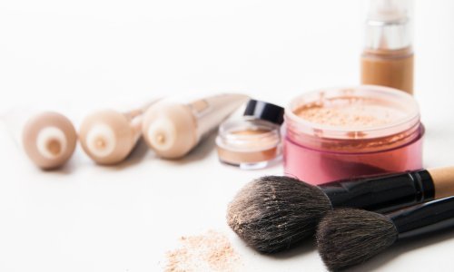 Brišu godine s lica: Ovo su najbolji tekući puderi za zrelu kožu