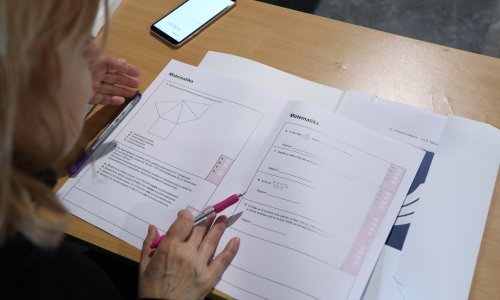 U ponedjeljak starta polaganje mature, provjerili smo kako teku pripreme u školama: U učionice po prozivki, neki će mjeriti temperaturu na ulazu, neki neće...