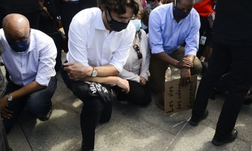 Trudeau kleknuo s prosvjednicima usred povika: 'Suprotstavimo se Trumpu!'