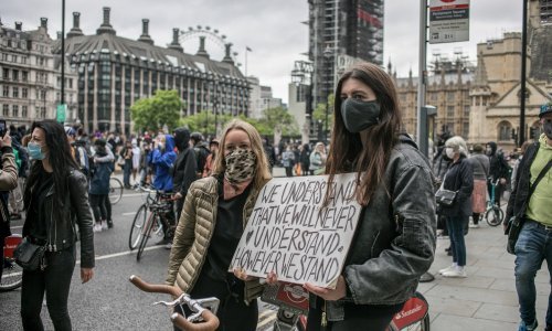 Tisuće prosvjedovale na proturasističkim prosvjedima širom svijeta, u sukobima ozlijeđeni i prosvjednici i policajci
