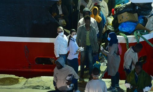 Malta dopustila iskrcavanje više od 400 migranata s brodova nakon što su neki od njih zgrabili noževe i zaprijetili da će raznijeti plinsku bocu