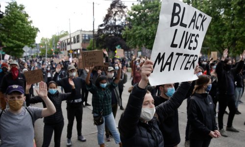 Automobilom uletio među prosvjednike u Seattleu, pucao i ranio prosvjednika