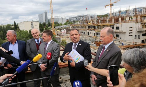 Ministar Beroš obišao gradilište nove bolnice u Rijeci i upozorio: Virus je i dalje među nama