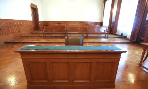 Smanjena kazna starici koja je sina ubila nožem u leđa