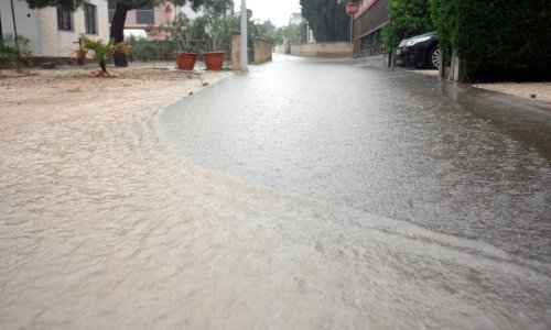 U nekoliko sati palo preko 70 litara kiše - više od cijelog mjesečnog prosjeka; munja udarila u ogradu, ima tuče i bujica