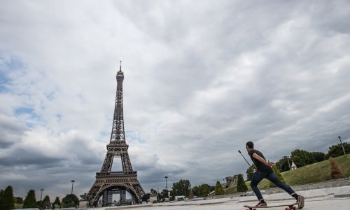 Na Eiffelov toranj samo pješice do druge etaže uz 674 stepenice i s maskom za lice