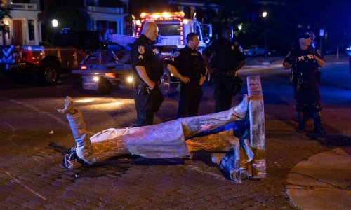 [VIDEO/FOTO] Prosvjednici srušili spomenik Jeffersona Davisa, predsjednika Konfederacije iz vremena građanskog rata