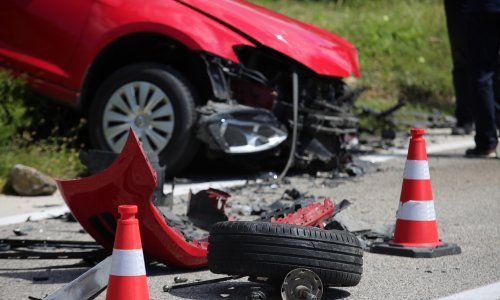 [FOTO/VIDEO] Teška prometna nesreća kod Tisnog; u frontalnom sudaru dva automobila jedna osoba teško ozlijeđena