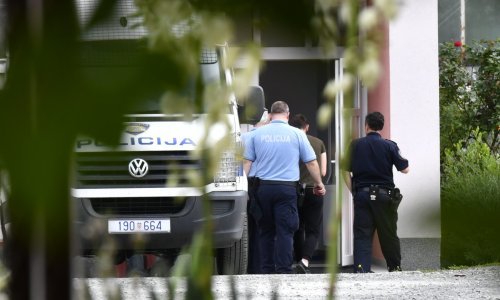 Šestorica s degutantnim transparentom u dobi od 19 do 22 godine uz kaznenu prijavu predani pritvorskom nadzorniku