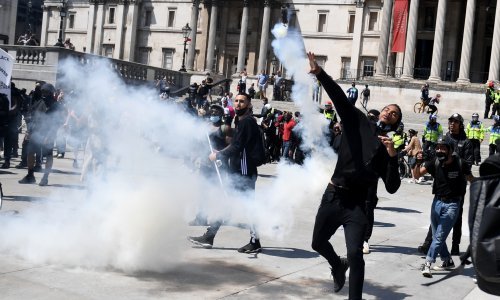 Neredi u Londonu: Prosvjed protiv antirasizma pretvorio se u sukob antirasista i desničara