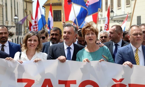 Škoro u društvu stotinjak ljudi i tamburaša predao izborne liste