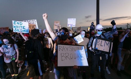 Policajac pucao Rayshardu Brooksu u leđa dok je bježao
