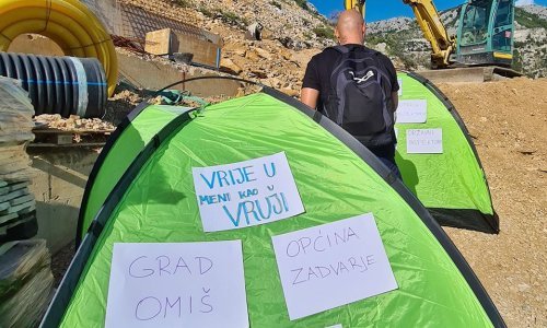 Prosvjed Udruge Volim Omiš i vijećnika Ivana Barišića koji poručuje: Zaustavite devastaciju Vruje!