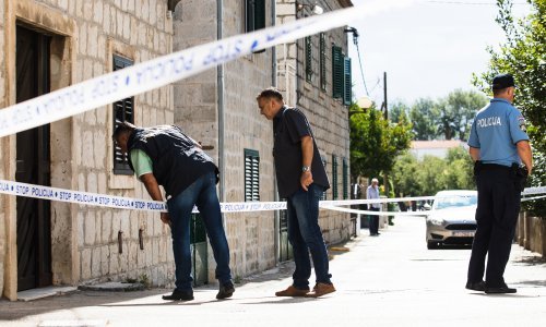 Zbog obračuna i ubojstva u Kaštelima policija prijavila četiri osobe; dvojica su privedena, a jedan je u bijegu