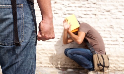 Otvaračem za boce izrezao dvojicu učenika