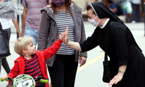 Misteriozna korona: Mlađi od 20 godina imaju dva puta manji rizik od zaraze, ne zna se zašto