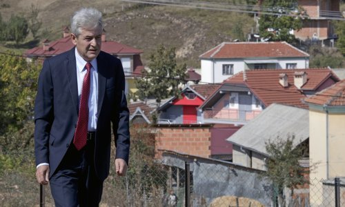 [VIDEO] Albanci iznad Skoplja postavili svjetleću političku poruku koja se ne sviđa Makedoncima