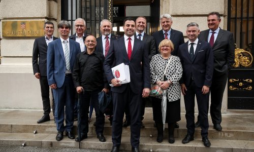 Restart koalicija predala izborne liste, Bernardić poručio: Izbor je jednostavan - ili put korupcije ili Restart