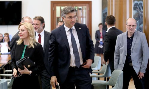 U pratnji dvjestotinjak simpatizera vodeći HDZ-ovci predali liste; Plenković: Idemo pobijediti!